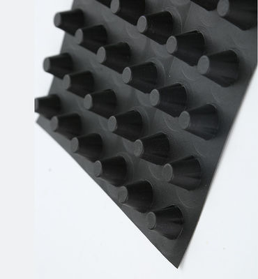HDPE di plastica Dimple Board del bordo di drenaggio dei bacini idrici di resistenza della corrosione