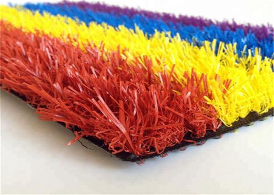 Porcellana Erba sintetica variopinta del tappeto erboso del Faux, cortile artificiale del tappeto erboso per l&#039;asilo fabbrica